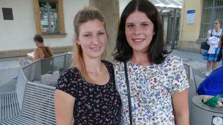 Sarina (28) und Carola (23) kommen aus dem Landkreis Bamberg: "Wir genießen einfach die tolle Atmosphäre und das gute Essen."