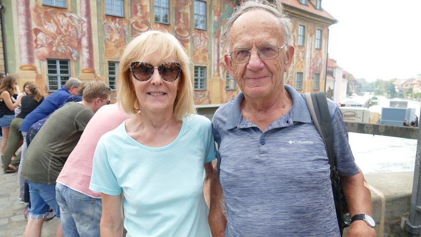 Helga (63) und Ludwig (81) kommen aus Erlangen: "Wir unternehmen eine Fahrradtour und wollten mal in Bamberg vorbeischauen. Statt Bier trinken wir lieber Wein, der ist hier auch gut."