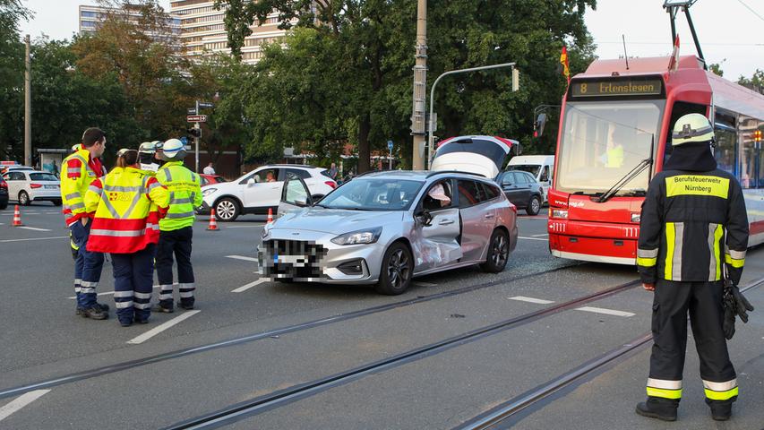 Auto kollidiert mit Straßenbahn: Verzögerungen auf Linie 8