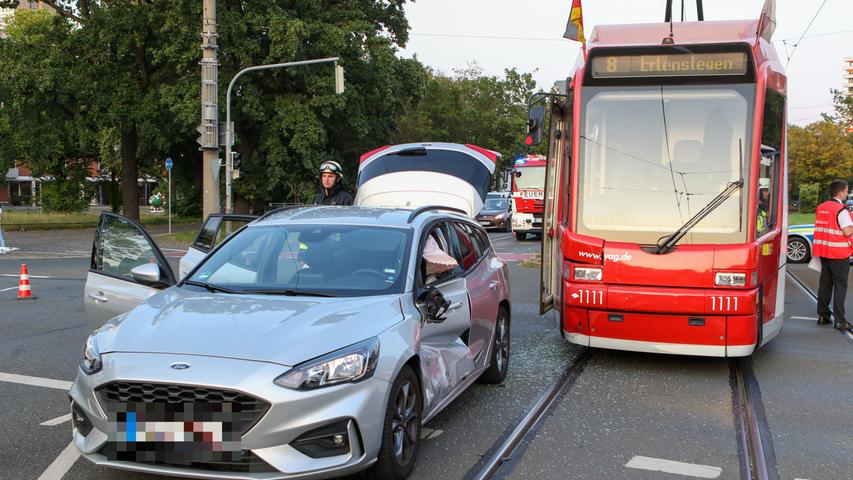 Auto kollidiert mit Straßenbahn: Verzögerungen auf Linie 8