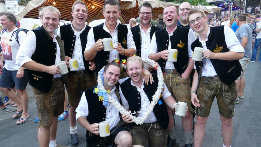 Gutes Bier, gutes Essen und gute Laune: Über diesen fränkischen Dreiklang freuen sich 200.000 Besucher auf der Sandkerwa.
