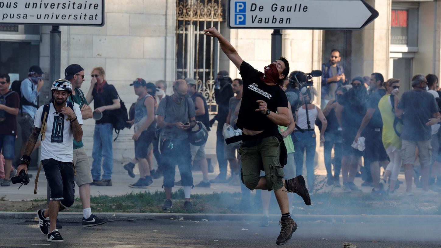 Im französischem Bayonne nahe Biarritz ist es am Rande des G7-Gipfels am Samstagabend zu Zusammenstößen zwischen Demonstranten und der Polizei gekommen.