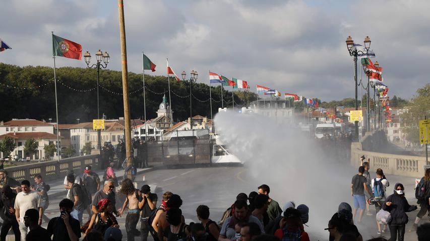 Wasserwerfer und Tränengas: Zusammenstöße zwischen G7-Gegnern und Polizei