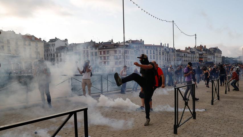 Wasserwerfer und Tränengas: Zusammenstöße zwischen G7-Gegnern und Polizei