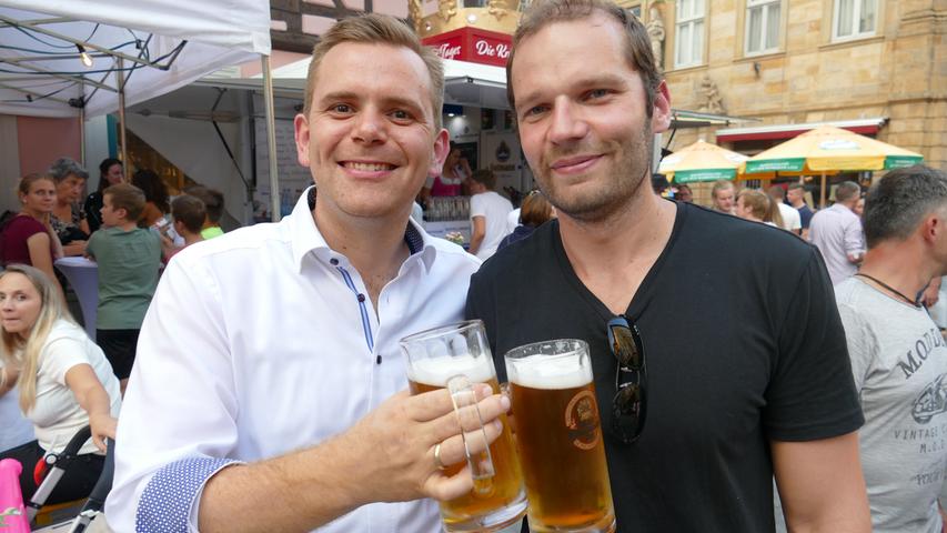 Igor (31) und Alex (32) sind zum ersten Mal auf der Sandkerwa. Nicht nur das Bier lockt den Niederbayer Alex nach Bamberg: "Meine Freundin kommt aus Bamberg, da ich von ihr viel Gutes über die Sandkerwa gehört habe, musste ich unbedingt mal hierher kommen."