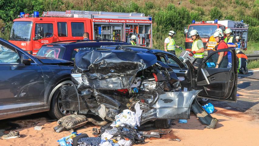 Schwerer Unfall auf der A3: SUV kracht in Stauende