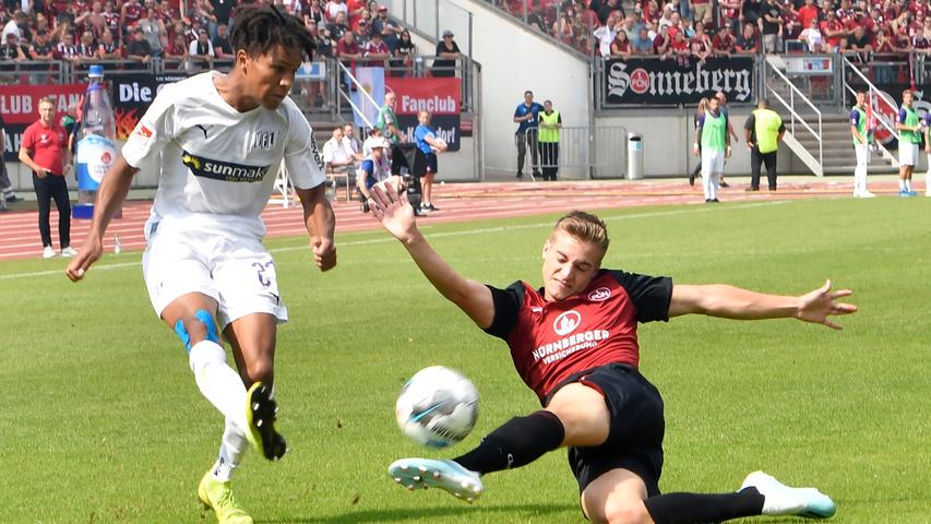 Als der Club zuletzt gegen Osnabrück verlor, da lief der jetzige HSV-Trainer Daniel Thioune noch im VfL-Mittelfeld auf, da erzielte ein gewisser Jacek Krzynowek den zwischenzeitlichen Ausgleich für Nürnberg und da hütete noch Andreas Köpke das FCN-Tor. Zumindest für 39 Minuten bis zu seinem Platzverweis. In den seither vergangenen 19 Jahren entschied der Club sechs der sieben Duelle für sich, in der vergangenen Saison reichte es für zwei 1:0-Siege gegen den neuen Arbeitgeber des einstigen FCN-Akteurs Sebastian Kerk.