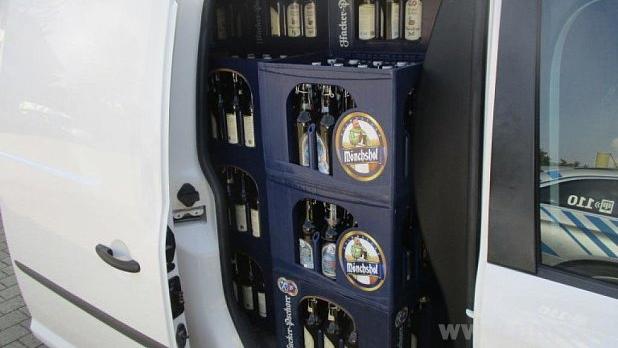 Irre: VW Caddy hatte 65 Kisten Bier an Bord Irre: VW Caddy hatte 65 Kisten Bier an Bord