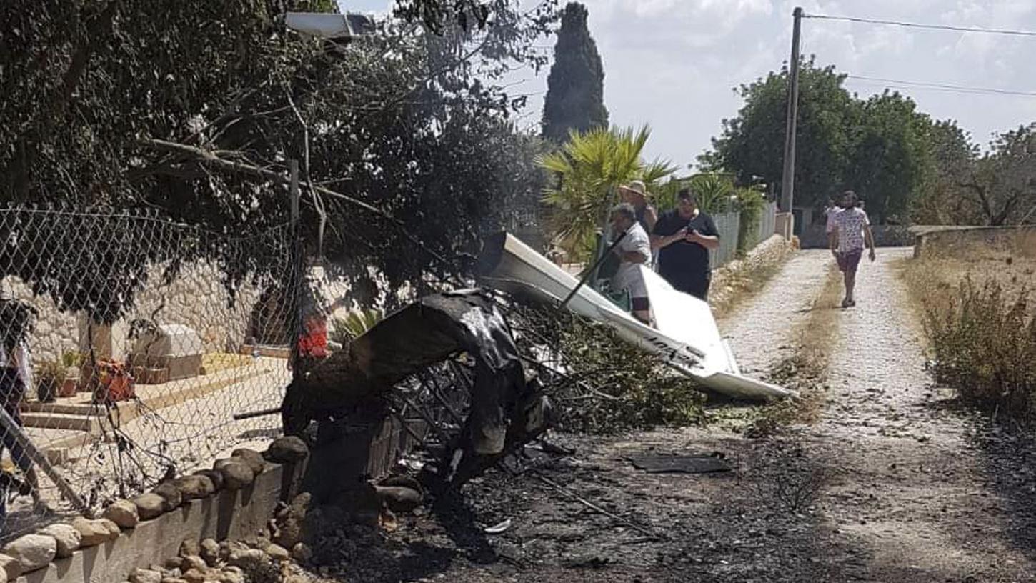 Beim Zusammenstoß eines Hubschraubers mit einem Kleinflugzeug auf der spanischen Urlaubsinsel Mallorca sind am Sonntag sieben Menschen ums Leben gekommen.