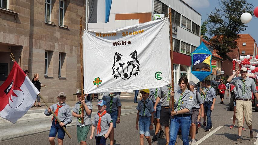 Gaudi auf Rädern: Kärwa-Zug schlängelt sich durch Stein