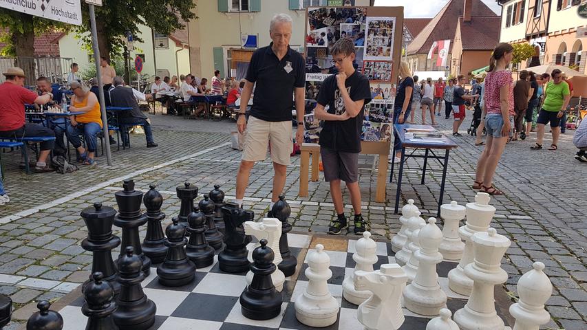 Altstadtfest Höchstadt Robert Koch vom Schachclub Höchstadt (l.) spielt Schach mit Lukas Eckstein (14) aus Pommersfelden