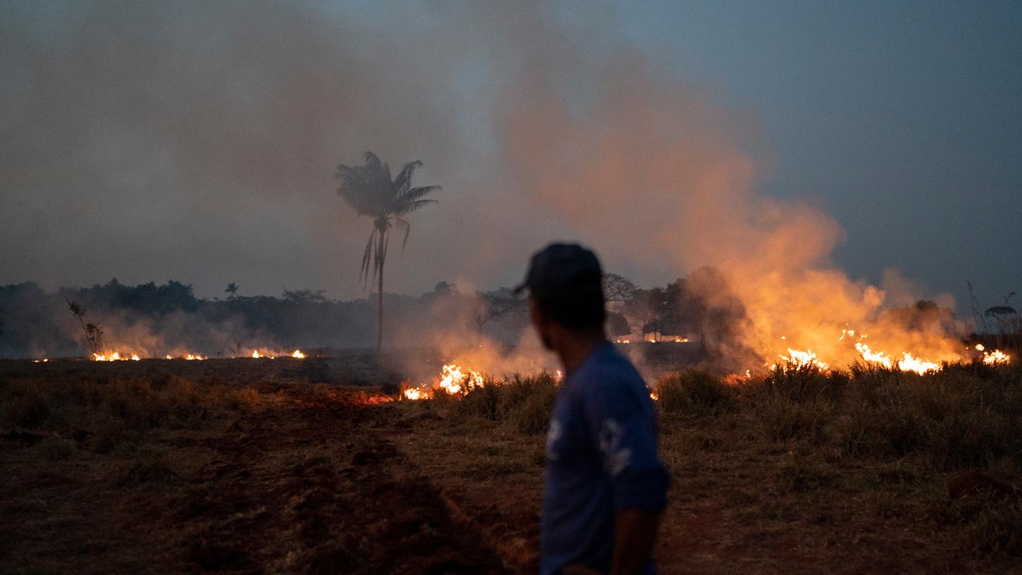 Ein Anwohner hat im brasilianischen Santa Helena einen Graben gezogen, um zu verhindern, dass sich die Flammen auf seinen Bauernhof ausweiten. Nun soll auch das Militär eingreifen.