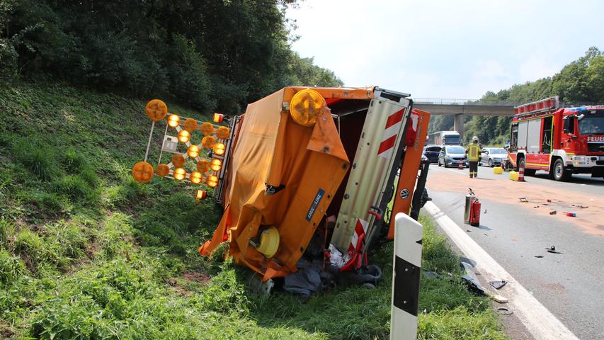 Transporter rammt Autobahnmeisterei: Trümmerfeld in Franken
