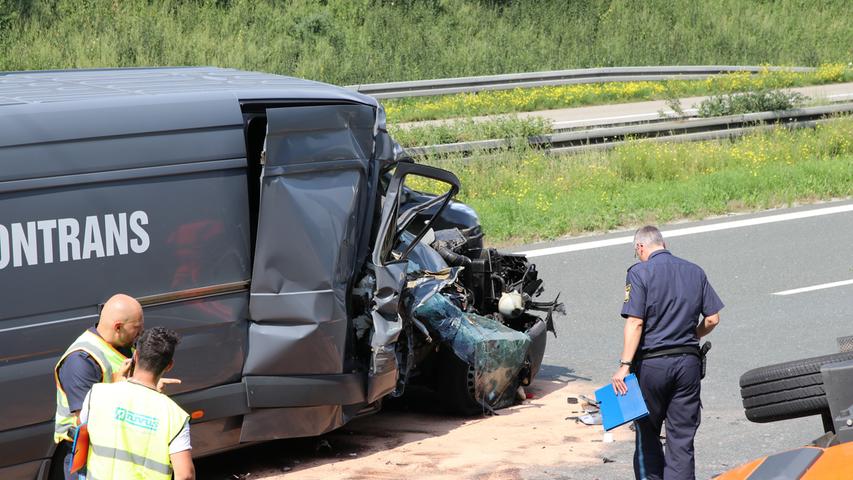 Transporter rammt Autobahnmeisterei: Trümmerfeld in Franken