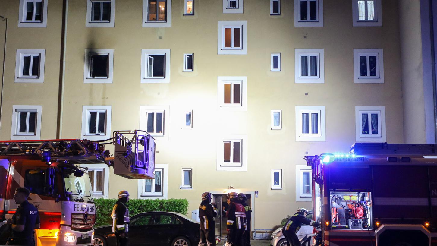 Nachdem in einer Nürnberger Wohnung in der Nacht zum Montag ein Feuer ausgebrochen war, hat sich ein Mann durch einen Sprung aus dem Fenster gerettet.