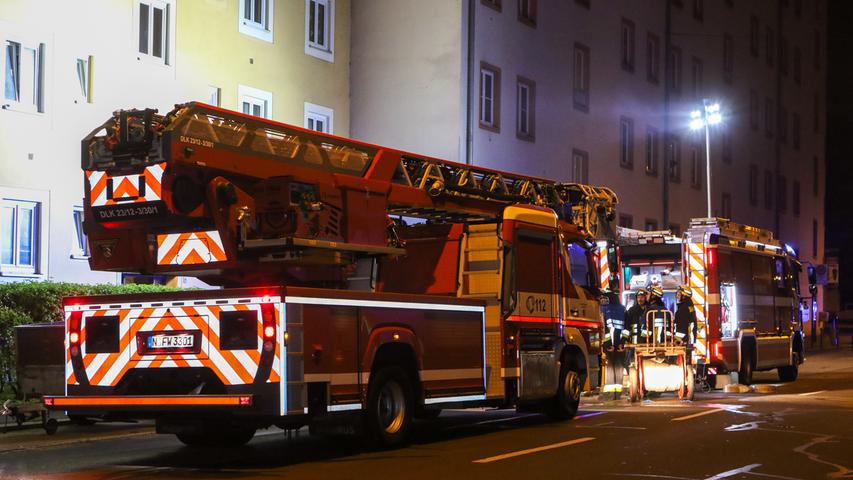 Wohnungsbrand in Nürnberg: 17-Jähriger springt aus zweitem Stock