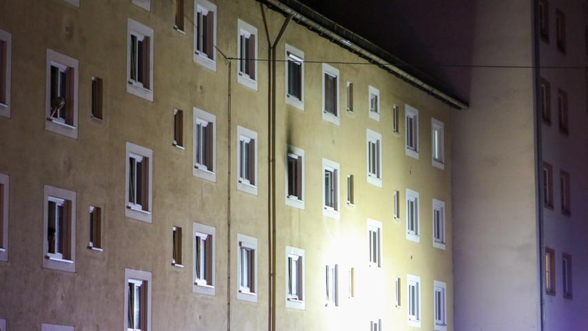 Wohnungsbrand in Nürnberg: 17-Jähriger springt aus zweitem Stock