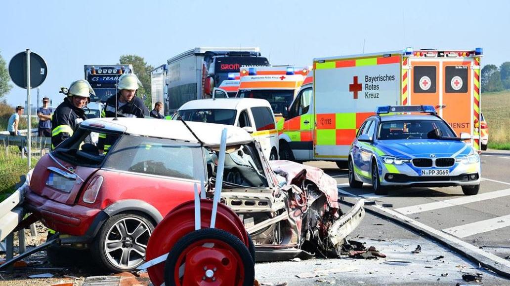 Bei Weißenburg ist ein Auto am Montag frontal mit einem Lkw zusammengestoßen. Zwei Insassen wurden schwer verletzt.