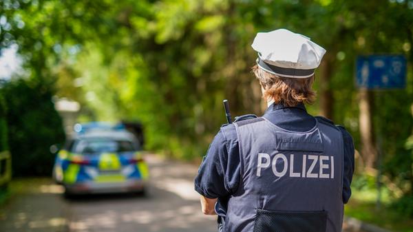 Offenbar fühlte sich eine 59-Jährige immens gestört von dem Geräusch einer Drohne, weshalb sie das fliegende Objekt kurzer Hand mit einem Nordic Walking Stock kaputt schlug. Alle Beteiligten mussten am Ende mit Konsequenzen rechnen.