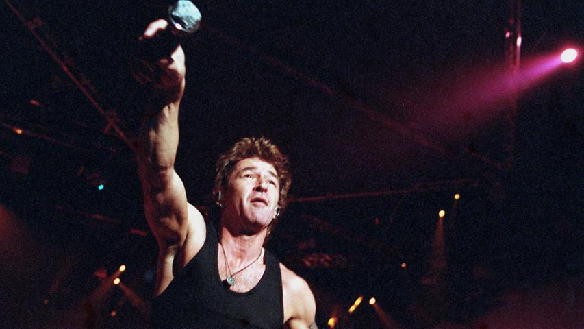 "Und jetzt alle!" Peter Maffay bei einem Konzert im November 2000 in der Nürnberger Frankenhalle.