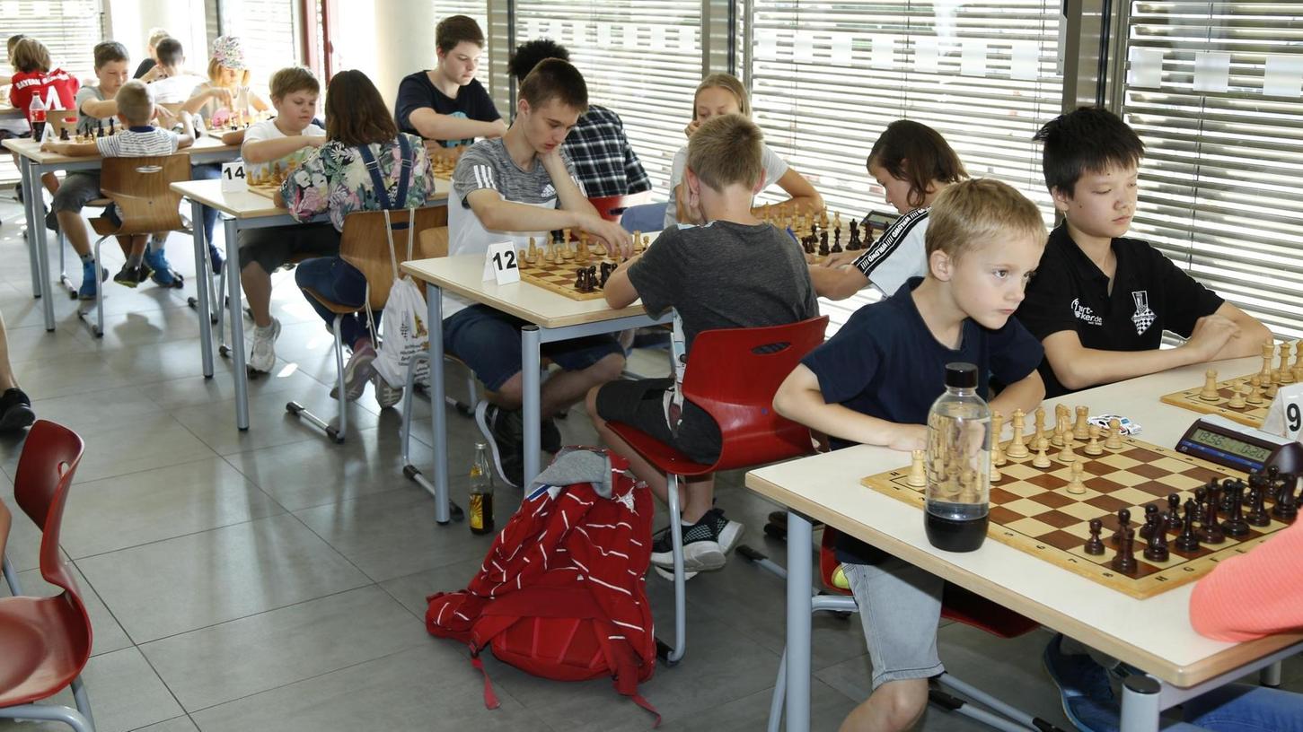 Volle Tische in der Ritter-von-Spix-Schule: 47 Spieler nahmen am Schnellschachturnier teil.