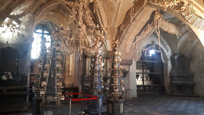 Das Beinhaus (Ossuarium) bei der Zisterzienser-Abteikirche in Sedlec (Deutsch: Sedletz) ist seit einem Umbau in der Barockzeit mit Gebeinen dekoriert.