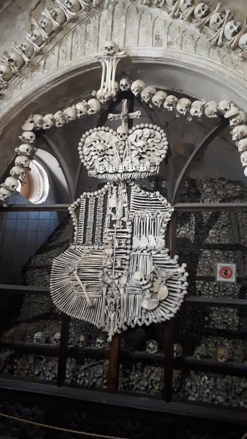 Eines der Kunstwerke aus Knochen in dem Ossuarium von Sedlec: das Wappen der Fürsten von Schwarzenberg.