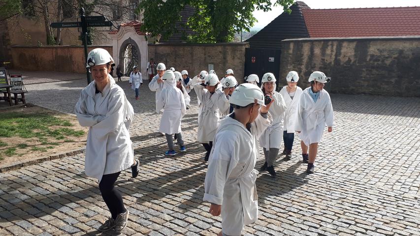 Auf dem Weg ins Schaubergwerk von Kutná Hora: eine Schülergruppe in der weißen Bergmannskluft.