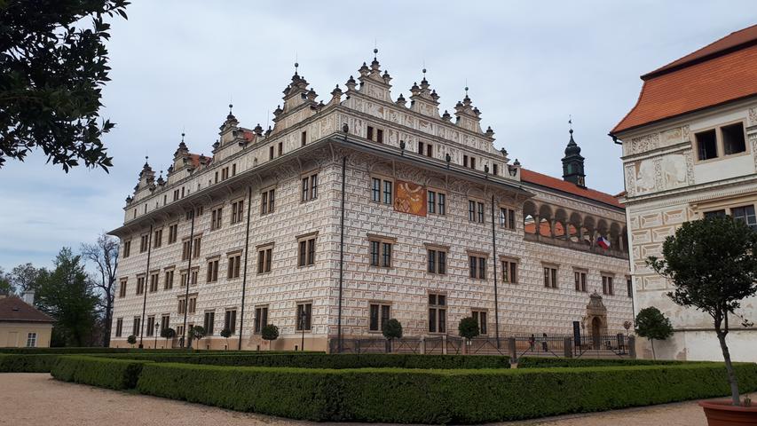 Das Renaissance-Schloss von Litomyšl steht mit dem gesamten Areal seit 20 Jahren auf der Liste des Unesco-Weltkulturerbes. Reste einer früheren Burg wurden in den Bau einbezogen. Der Sgraffito-Schmuck auf der Fassade besteht aus 8000 kleinen Rechtecken mit Motiven, von denen keines dem anderen gleicht.