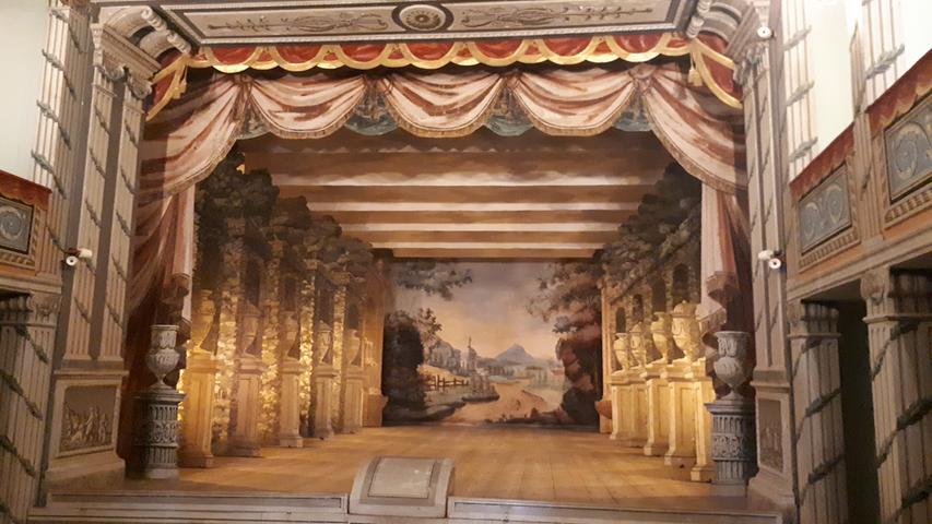 Das samt Bühnentechnik nahezu unverändert erhaltene Schlosstheater aus dem 18. Jahrhundert.