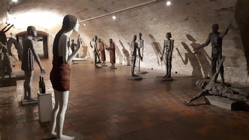Die ausgedehnte Kellergewölbe des Schlosses dienen als Galerie für die Skulpturen des Künstlers Olbram Zoubek.