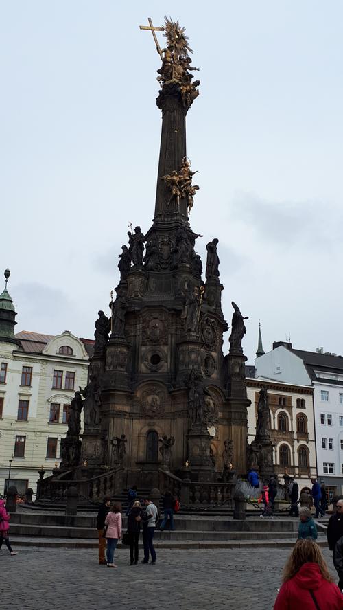 Die Dreifaltigkeitssäule auf dem Rathausplatz von Olomouc ist mit 35 Metern Höhe und einer eingebauten Kapelle eine der größten in Mitteleuropa - und Teil des Unesco-Weltkulturerbes.