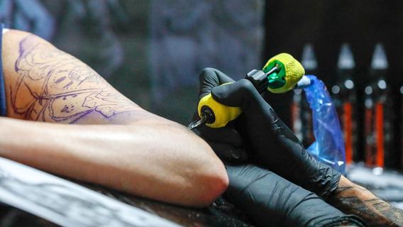 Tattoo ein Risiko? Metall der Nadeln bleibt im Körper