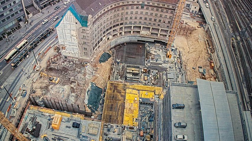 Gigantische Baustelle: Die Bilder aus 60 Meter Höhe zeigen das ganze Ausmaß des künftigen Tafelhof-Palais.