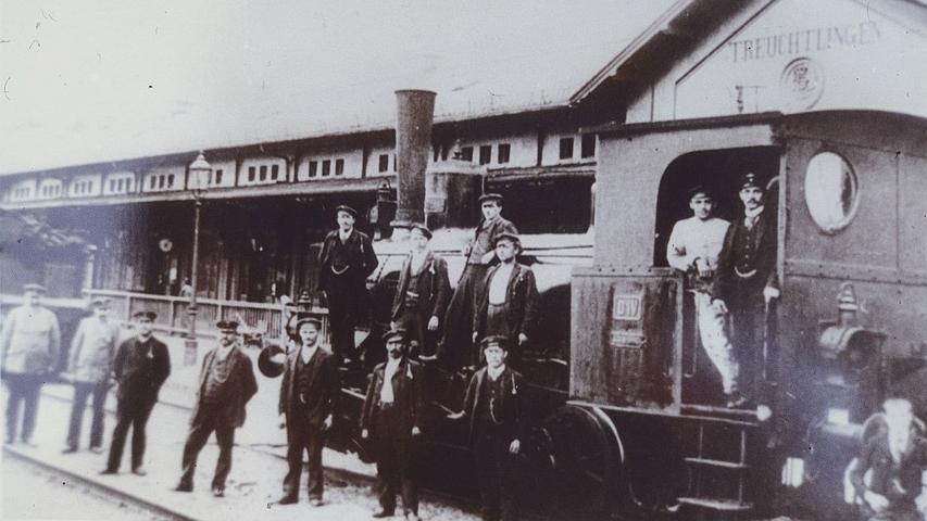 Eine Dampflok-Mannschaft im noch jungen Treuchtlinger Bahnhof: Im Herbst 1869 fuhr der erste Zug von dort über Weißenburg nach Pleinfeld. Nach gut zwei Jahren Bauzeit war die Eröffnung der Strecke am 2. Oktober insbesondere für das bis dato unbedeutende Treuchtlingen ein Meilenstein, der die nächsten 100 Jahre Stadtgeschichte prägen sollte.