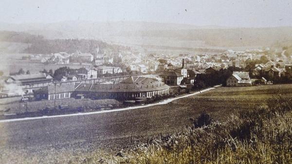 1870 entstand das Treuchtlinger Bahnbetriebswerk, das 1906 verlegt und deutlich vergrößert wurde. Unser Bild zeigt den halbkreisförmigen Lokschuppen mit Drehscheibe (Mitte links), der rund 20 Dampfloks fasste. Der Bau des Bahnhofs und des Bahnknotenpunkts rund 35 Jahre zuvor war insbesondere für das bis dato unbedeutende Treuchtlingen ein Meilenstein, der die nächsten 100 Jahre Stadtgeschichte prägen sollte.