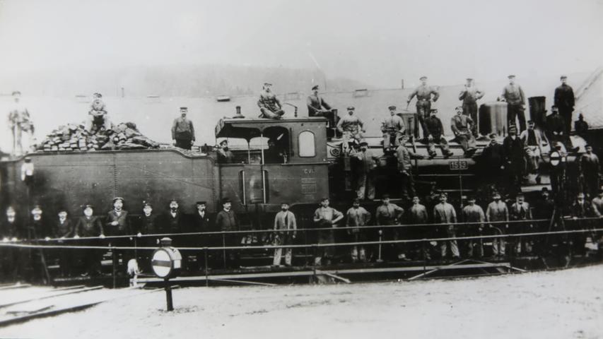 1870 entstand das Treuchtlinger Bahnbetriebswerk, das 1906 in Richtung Gstadt verlegt und deutlich vergrößert wurde. Unser Bild zeigt eine Betriebsmannschaft samt Lok auf der Drehscheibe.