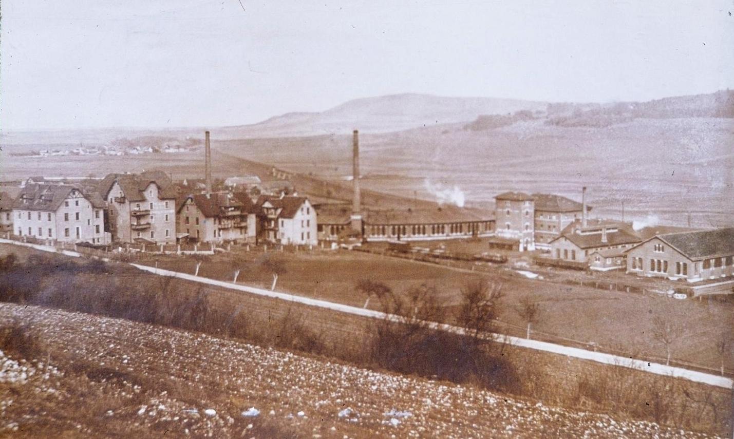 1870 entstand das Treuchtlinger Bahnbetriebswerk, das 1906 verlegt und deutlich vergrößert wurde. Unser Bild zeigt den halbkreisförmigen Lokschuppen mit Drehscheibe (Mitte), der rund 20 Dampfloks fasste. Im Hintergrund zwischen den Schornsteinen ist die Altmühlbrücke bei Gstadt zu erkennen. Der Bau des Bahnhofs und des Bahnknotenpunkts rund 35 Jahre zuvor war insbesondere für das bis dato unbedeutende Treuchtlingen ein Meilenstein, der die nächsten 100 Jahre Stadtgeschichte prägen sollte.