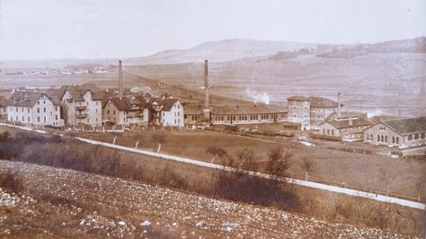 1870 entstand das Treuchtlinger Bahnbetriebswerk, das 1906 verlegt und deutlich vergrößert wurde. Unser Bild zeigt den halbkreisförmigen Lokschuppen mit Drehscheibe (Mitte), der rund 20 Dampfloks fasste. Im Hintergrund zwischen den Schornsteinen ist die Altmühlbrücke bei Gstadt zu erkennen. Der Bau des Bahnhofs und des Bahnknotenpunkts rund 35 Jahre zuvor war insbesondere für das bis dato unbedeutende Treuchtlingen ein Meilenstein, der die nächsten 100 Jahre Stadtgeschichte prägen sollte.