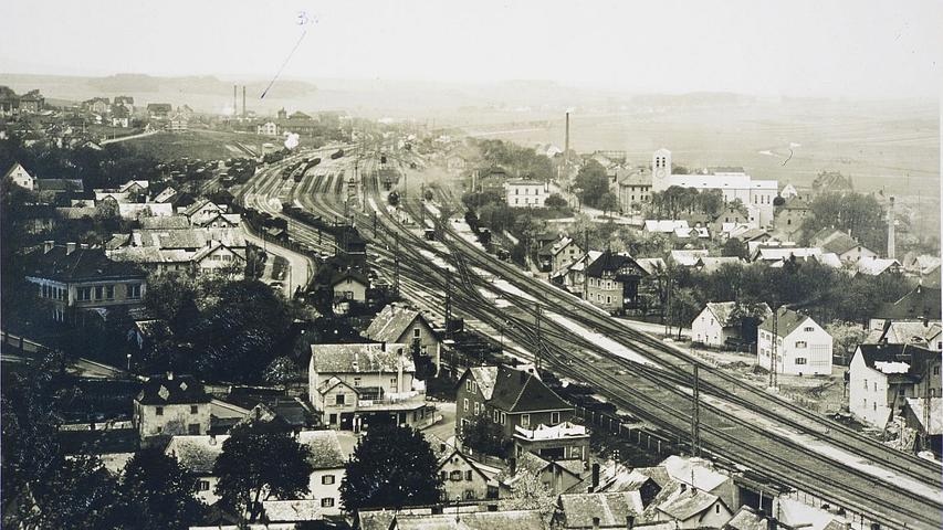 Der Treuchtlinger Bahnhof um das Jahr 1935 - rechts die gerade neu gebaute Marienkirche, links im Hintergrund mit einer blauen Notiz "BW" versehen das Bahnbetriebswerk mit seinen Schornsteinen.