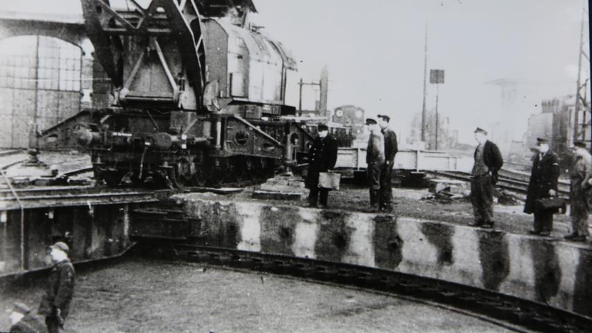 Die Drehscheibe des Treuchtlinger Lokschuppens bei ihrer Erneuerung im Jahr 1949. Genau 80 Jahre zuvor fuhr der erste Zug von Treuchtlingen über Weißenburg nach Pleinfeld. Der Bau der Strecke war insbesondere für das bis dato unbedeutende Treuchtlingen ein Meilenstein, der die nächsten 100 Jahre Stadtgeschichte prägen sollte.