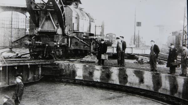 Die Drehscheibe des Treuchtlinger Lokschuppens bei ihrer Erneuerung im Jahr 1949. Genau 80 Jahre zuvor fuhr der erste Zug von Treuchtlingen über Weißenburg nach Pleinfeld. Der Bau der Strecke war insbesondere für das bis dato unbedeutende Treuchtlingen ein Meilenstein, der die nächsten 100 Jahre Stadtgeschichte prägen sollte.