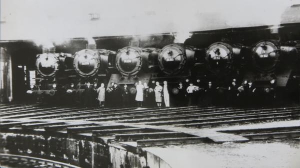 1966 wurde der große Dampflokschuppen des 1870 gebauten und 1906 erweiterten Treuchtlinger Bahnbetriebswerks abgebaut. Unser historisches Foto stammt vermutlich aus der Zeit kurz davor. Knapp 100 Jahre früher fuhr der erste Zug von Treuchtlingen über Weißenburg nach Pleinfeld. Der Bau der Strecke war insbesondere für Treuchtlingen ein Meilenstein, der die Stadtgeschichte prägte.