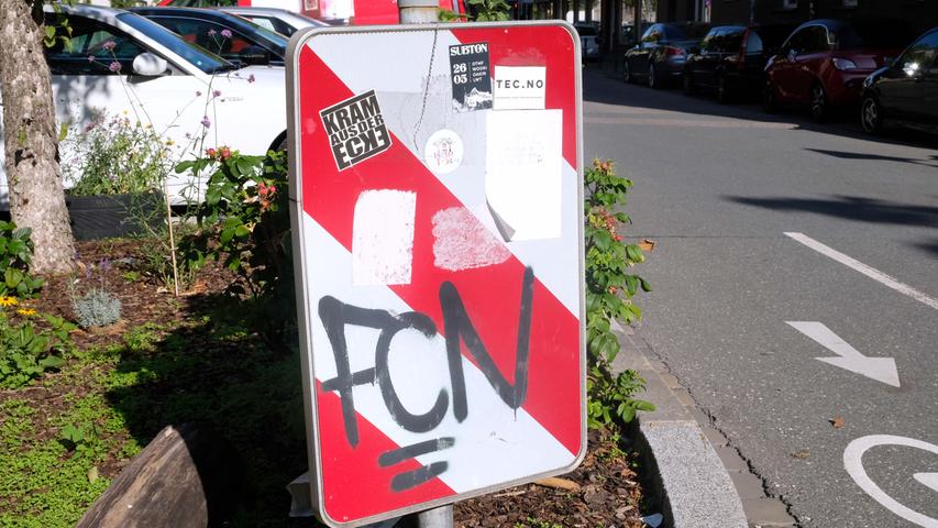 Aber auch Schilder im Straßenverkehr werden mit allerhand Botschaften zugekleistert.