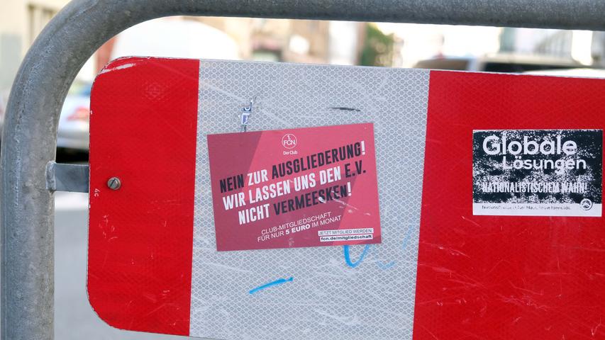 In der Hessestraße finden sich aber - wie in vielen anderen Straßen auch - nicht nur Fan-Aufkleber, sondern auch politische Botschaften fernab des Fußballs.