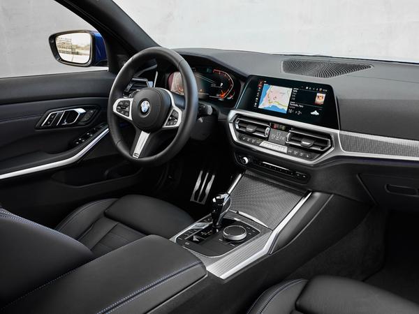 Auch innen ein Driver's Car: Das Cockpit im 3er ist fahrerorientiert zugeschnitten. Auch innen ein Driver's Car: Das Cockpit im 3er ist fahrerorientiert zugeschnitten.