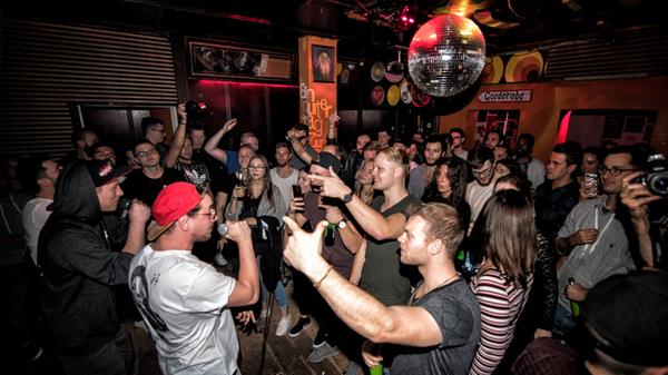 In der Mitte Soundbar können sich tanzhungrige Christkindlesmarktbesucher noch ein wenig vergnügen, bevor es zu späterer Stunde nach Hause geht. Donnerstag bis Samstag kredenzen dort am Hallplatz jeweils ab 23 Uhr lokale DJs und Gast-Acts ein elektronisches Allerlei, das direkt in die Beine der Besucher geht.