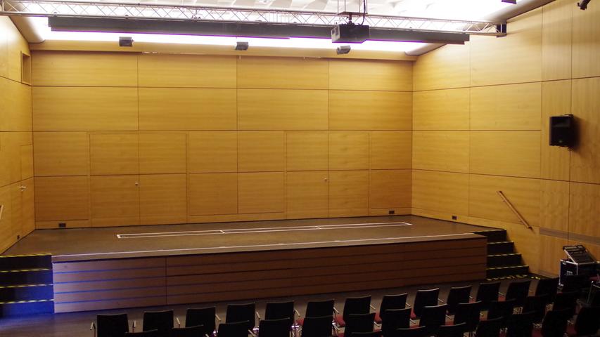 Der Katharinensaal im Katharinenkloster bildet die Kulisse für Konzerte, Konferenzen, Lesungen, Theater, Musicals und Vorträge. Kein Wunder, dass die Räumlichkeit ein Floor bei Nürnberg Pop ist.