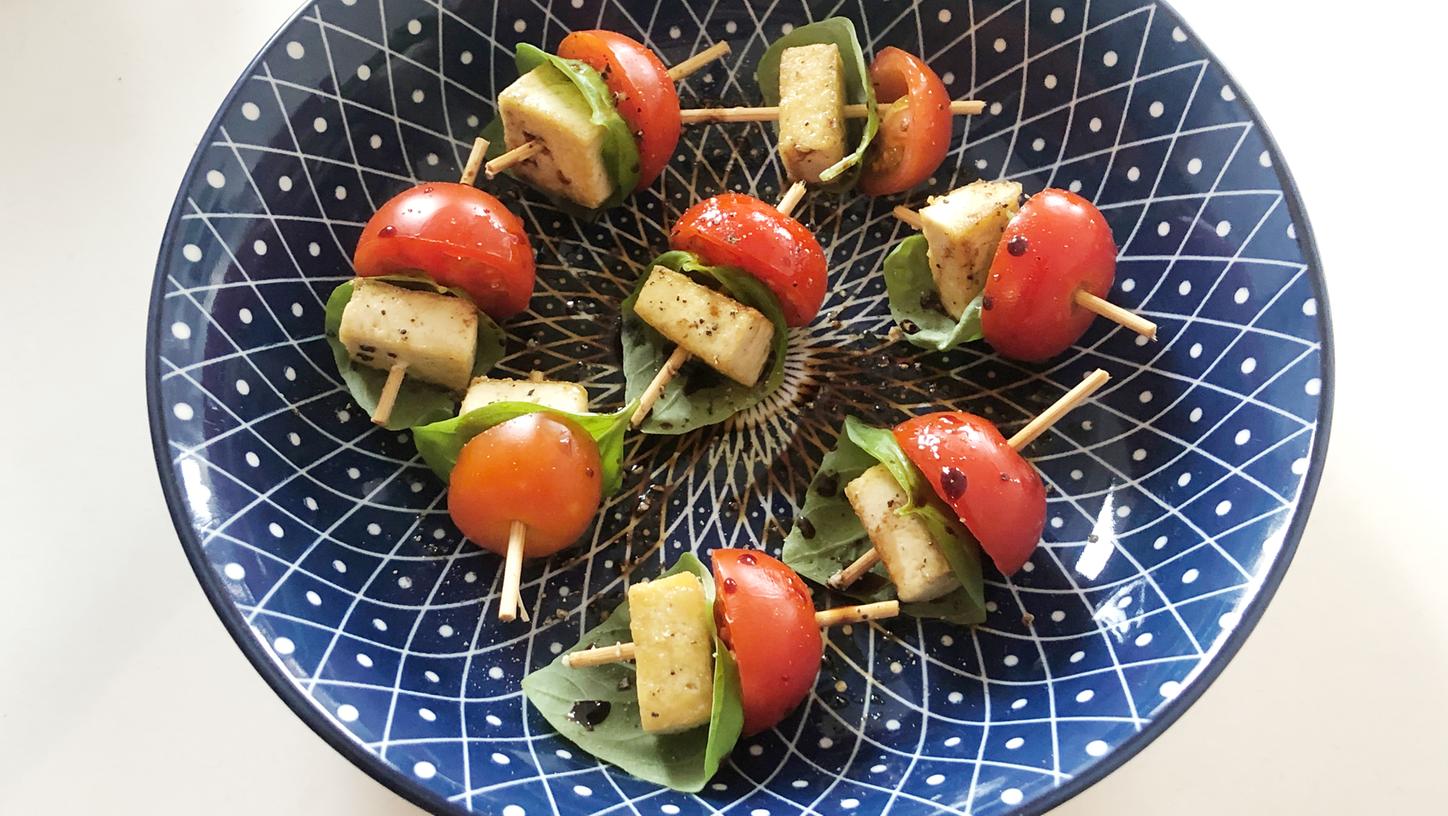 Caprese-Spießchen mit Tofu.