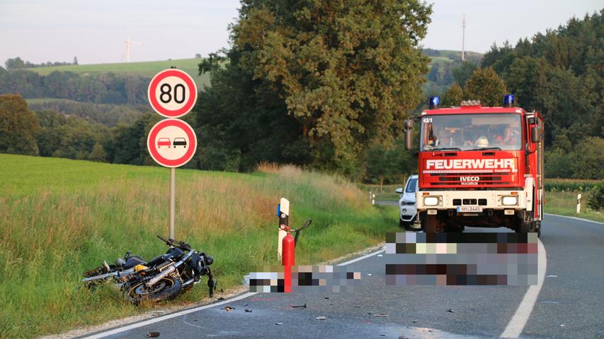 Beim Abbiegen übersehen: Zwei 19-jährige Motorradfahrer schwerst verletzt